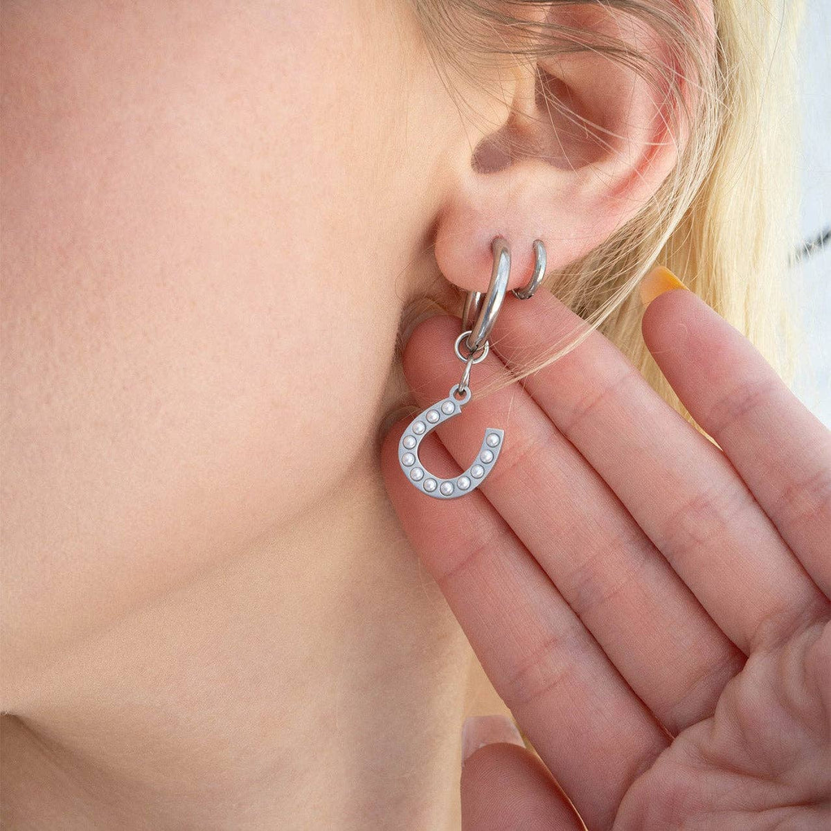 18K Gold PVD Stainless Steel Pearl Beaded Horseshoe Charm: Gold / 15mm